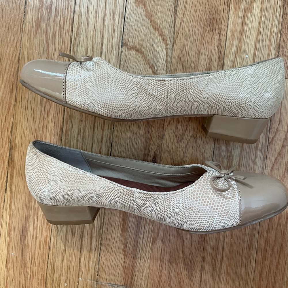 Ros Hommerson size 7 beige woman’s shoe with short heel